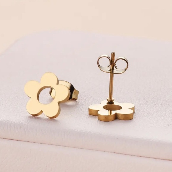 BOGO! Flower stud earrings Stainless Steel in Color Gold - NEW Boutique - Picture 1 of 7